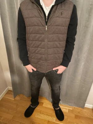 Ralph lauren väst - Säljer nu denna sjukt snygga väst! I en brun färg! Perfekt nu till våren! Storlek L! Skicket är mycket bra! Nypris 1899!