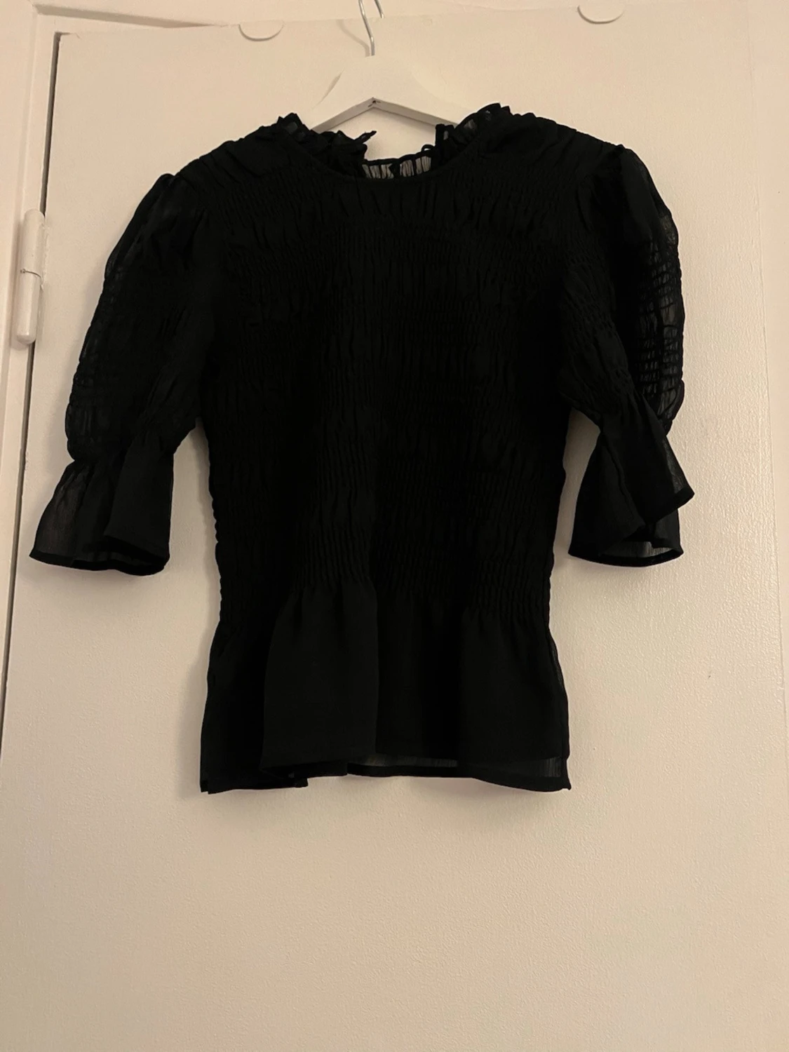 Svart blus från Bubbleroom med volang - 2