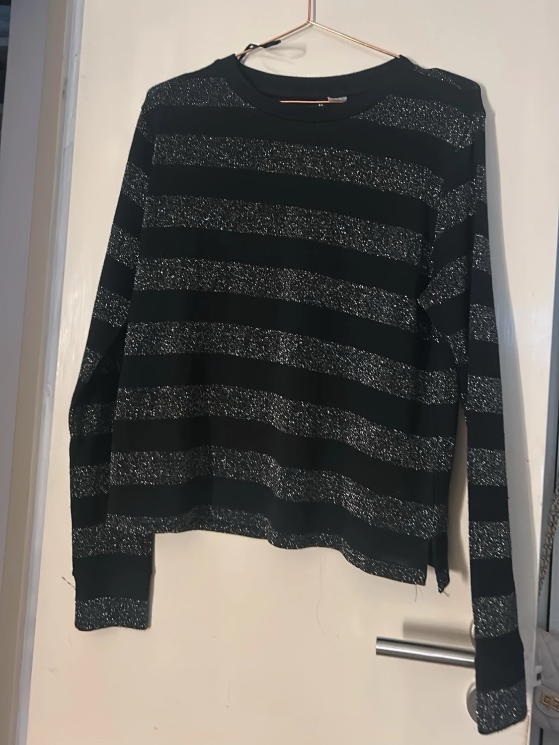 Svart glittrig randig stickad tröja