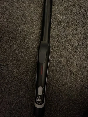 OBH Nordica svart locktång - Säljer en svart locktång från OBH Nordica då jag inte använder den ☺️ Den är inte mycket använd och i bra skick 