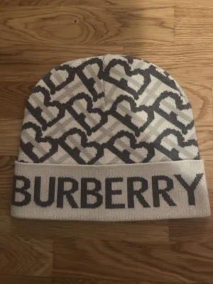  Burberry mössa - Fraktar direkt, skriv om du är intresserad 👍Inga skador ✅