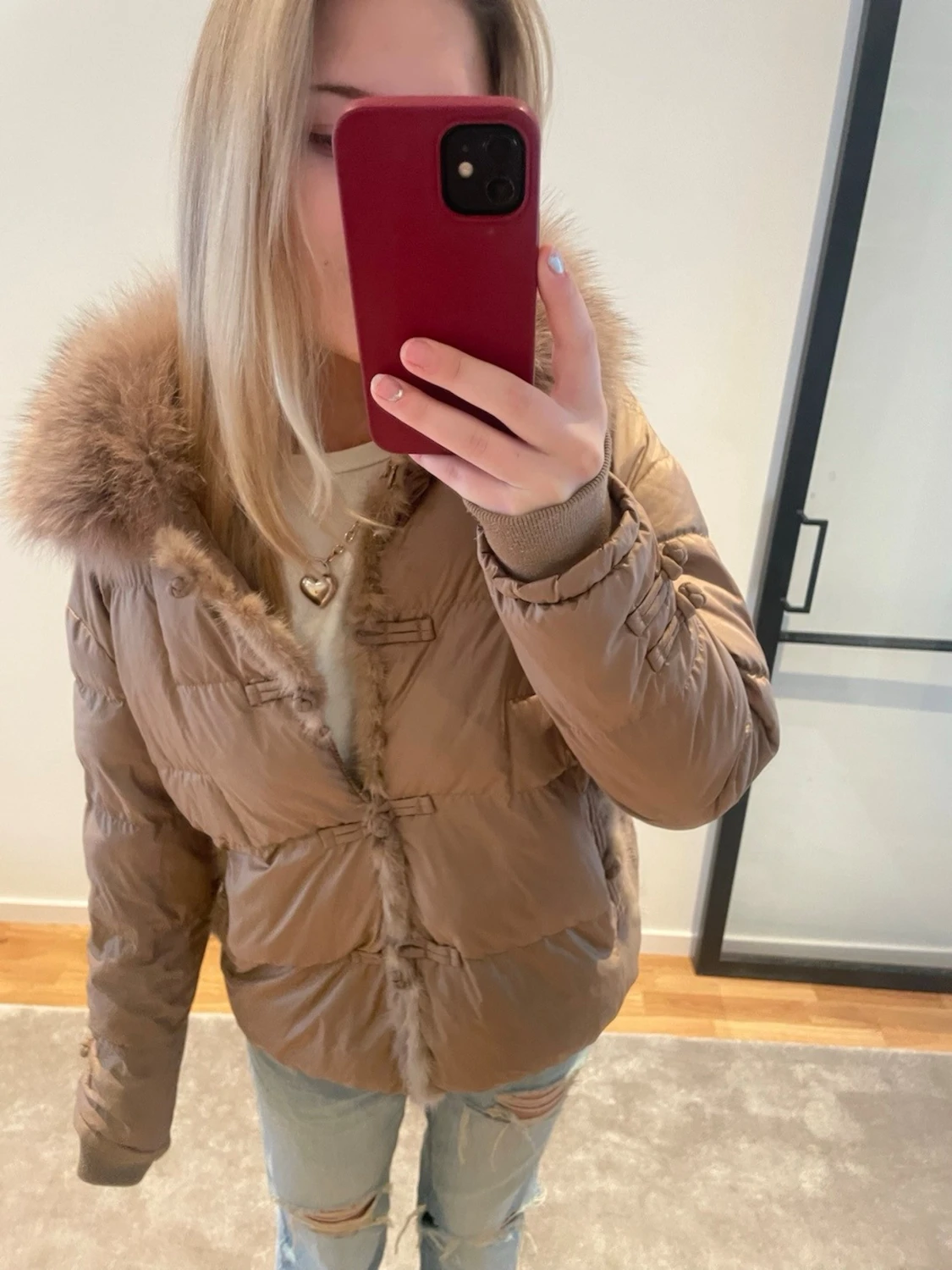 Beige pufferjacka med fuskpäls - 4