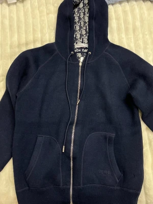 zip hoodie - en helt ny zip hoodie satt liten på mig så tänkte sälja