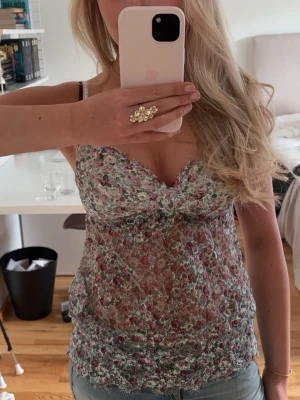 Blommig spetslinnetopp intimissimi  - Blommig spets topp från intimissimi som inte säljs längre. Storlek S men passar även Xs