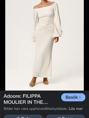 Vit långklänning från Adoore - Intressekoll på min balklänning💕Elegant vit långklänning från Adoore med offshoulder-skärning och långa puffärmar. Klänningen har en smickrande rynkning i midjan och är tillverkad i ett mjukt, strukturerat tyg som ger en lyxig känsla.