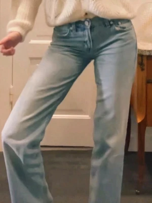 Straight loose jeans  - Snygga ljusblå jeans som är straight och lite loose, använda men inga tydliga tecken på användning. Storlek 34 men passar mig som är 36