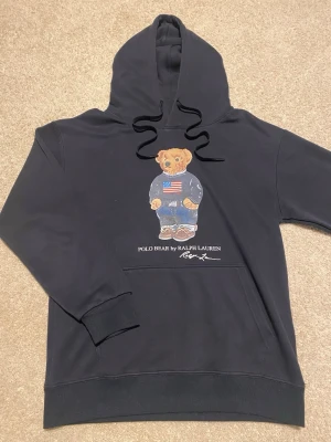 Marinblå ralph lauren bear hoodie S - Säljer en marinblå ralph lauren bear hoodie i strl S då den blev var för liten för mig