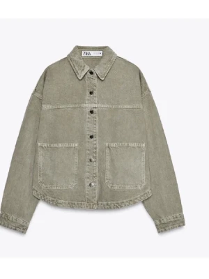 Grön jeansjacka från Zara - Säljer en grön jeansjacka från Zara med stora framfickor och knappar hela vägen. Använd fåtal gånger🤗