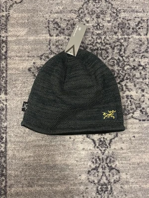 Arc'teryx mössa  - Säljer min arc'teryx mössa, skriv vid frågor, priset är förhandlingsbart vid snabb affär och kan skicka direkt efter köpet 😊 Passar både män och kvinnor 😀