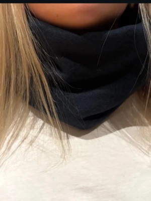 Buff blå - midnight - ❄️🎿Mörkblå fleece buff- midnight. Handgjorda av vårat uf företag - Beyondbuff. Det finns ett begränsat antal så hör gärna av dig innan du köper💙 Mått: 17 höjd, 27 bredd (rakt över)