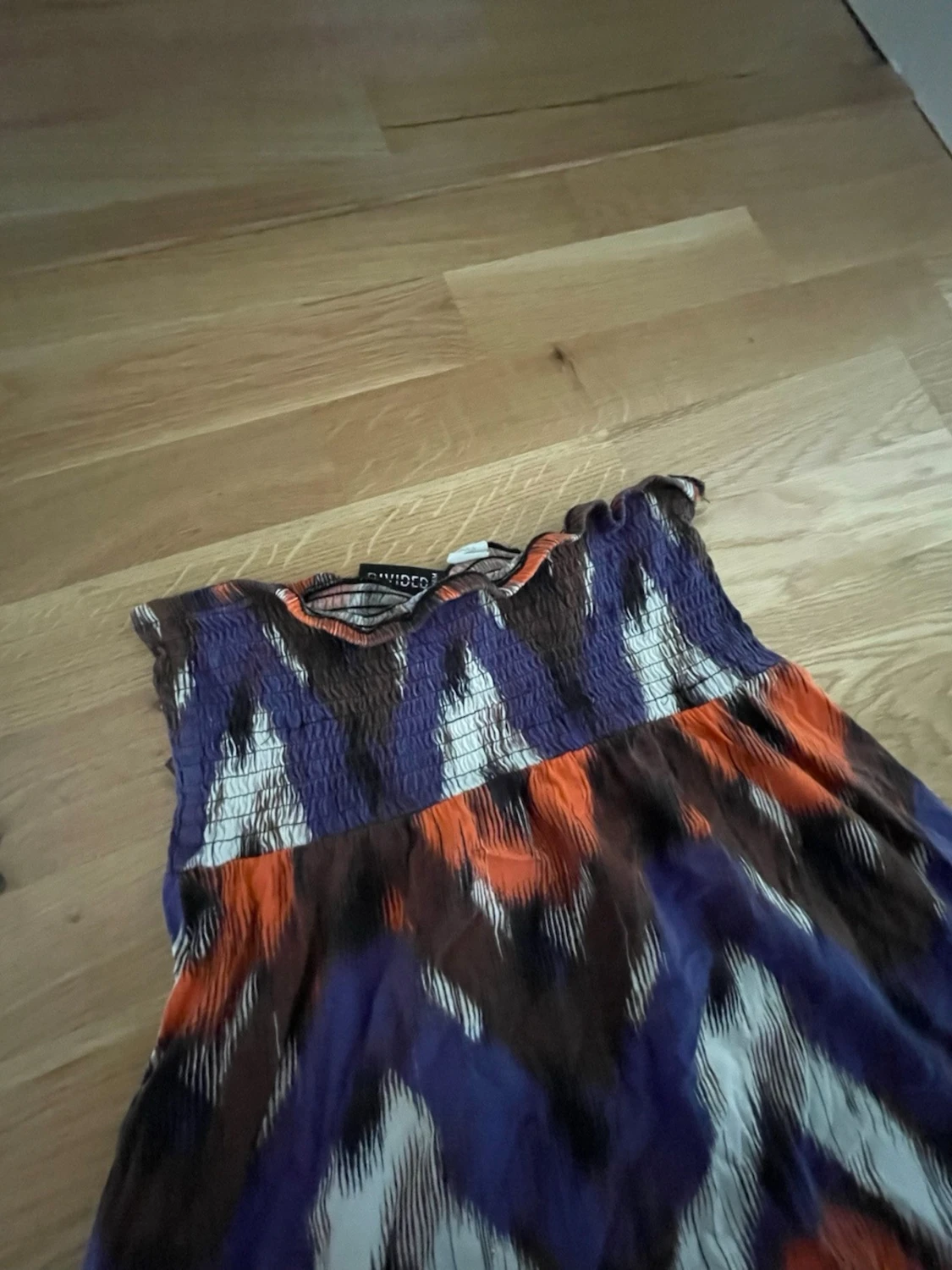 Mönstrad offshoulder klänning - 1