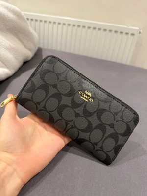 Coach womens black long wallet - Its brand new, bought as second hand but still as new. Please send an offer, its original :)