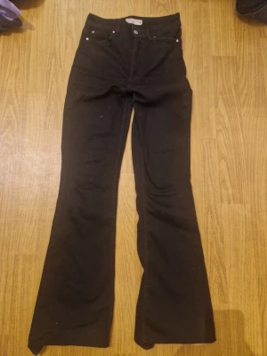 Svarta bootcut jeans från Cubus - Säljer ett par svarta bootcut jeans från Cubus. Byxorna har klassisk femficksdesign, normal midja och utsvängda ben. Materialet är mjukt och stretchigt jeans-tyg som sitter snyggt på kroppen. Perfekta för dig som gillar en retroinspirerad look. Dem är köote på vinted men dem passade inte mig så jag säljer dem men dem är helt hela och inga defekter. !Sista bilderna är från hon jag köpte byxorna av! Dem är sydda längst ner- dem ska vara så. 
