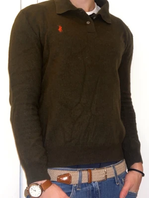 Ralph Lauren pikétröja  - Vi säljer nu denna stickade Ralph lauren pikén för endast 299kr | Passar någonstans runt storlek: S | Bra skick, men med tecken på använding | Hör av dig vid minsta fråga! 