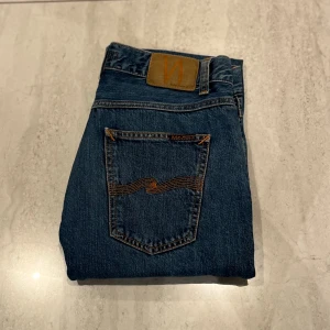 Nudie Jeans - Tjena! Säljer nu dessa Nudie Jeans. Storlek 32x30 - Skick 9/10 - Nypris på dessa är ca 1800 och mitt pris 599, (pris kan diskuteras vid snabb affär). Hör gärna av er vid minsta fundering/fråga. MVH JL STORE