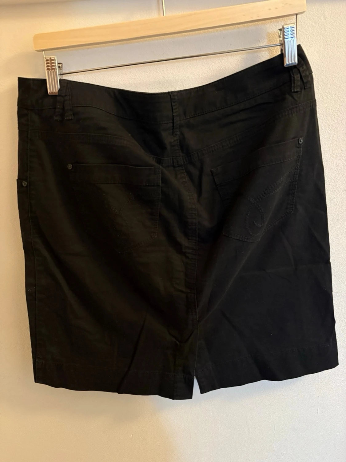 Svart kortkjol med knappar framtill - 1