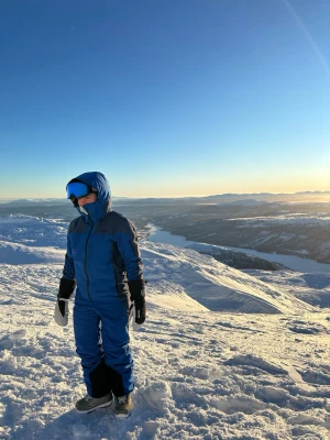 Blå täckbyxor med svarta detaljer - Säljer ett par blå täckbyxor med svarta förstärkningar på insidan av benen. Byxorna har justerbar midja med kardborre, dubbla knappar och dragkedja. Perfekta för vinterns alla äventyr i snön. Materialet är slitstarkt och vattenavvisande syntet.