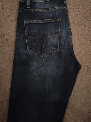 Tiger of Sweden jeans - Mörkblå jeans från Tiger of Sweden i modellen Sharp. Klassisk femficksdesign. Jeansen har rak passform. Skicket är som nytt och har absolut inga tecken på användning. Priset är inte hugget i sten så det är bara att höra av sig vid frågor😃