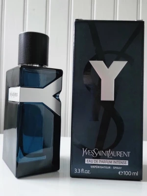 Y Eau de Parfum Intense 100ml - Modern och stilren parfym från Yves Saint Laurent. Flaskan rymmer 100 ml och är en Eau de Parfum Intense. Perfekt för dig som vill sticka ut med en ikonisk doft i snygg förpackning.