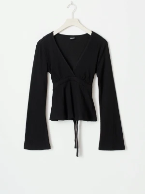 Svart blus som man kan knyta i ryggen - Säljer denna super snygga blus från Gina som är helt slutsåld💕 man kan knyta den i ryggen men även i fram om man vill de med💕super bra skick o har inga defekter💕