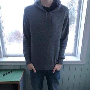 Sayless kashmir hoodie  - Modellen är 181 och väger 60