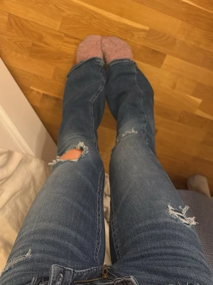 Jeans  - Ett par oanvända jeans med hål i! Byxorna är från Gina tricot, Young, i storlek Xs. Byxorna är för små och det är därför jag säljer dom.