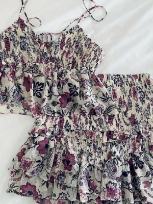 Blommigt zara sett - Ett jätte fint zara sett. Både kjolen och toppen är i storlek S. Om ni vill ha fler bilder eller har några frågor kan ni kontakta mig💞 om ni vill köpa kjolen separat är kostar den 450 kr och om ni vill köpa toppen separat koster den 300 kr. Pris går att diskutera vid snabb affär!