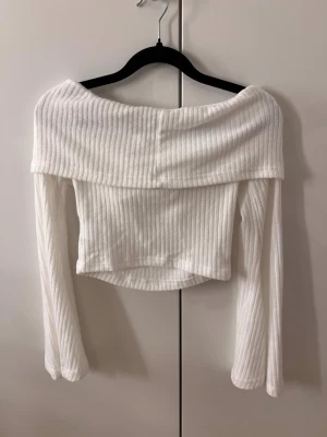 Off shoukder vit tröja  - Knytning där bak,använd några gånger,som ny 