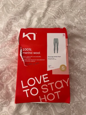 Mintgröna Kari Traa Rose High Waist Pant - Säljer ett par mintgröna Kari Traa Rose High Waist Pant i 100% merinoull. Byxorna har hög midja, tajt passform och ett snyggt mönster i ljusblått och vitt. Perfekta för kalla dagar och outdoor-aktiviteter. Supermjuka och andas bra. Aldrig använda bara öppnade.