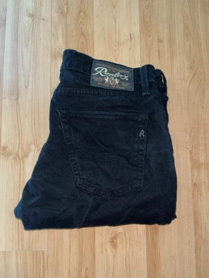 Replay jeans  - Säljer ett par svarta Replay jeans, modell Jennon. Byxorna har raka ben och är gjorde i ett slitstarkt matrial. Midja 39cm, längd 93cm. JAG SKICKAR EJ FLER BILDER NÄR JAG BÄR JEANSEN! för bättre inblick i passformen rekommenderar jag att googla på modellnamnet. För storleksguide kolla måtten noggrant då jeansen alltid kan vara uppsydda heller krympta och jag ej tar emot returer :) 1,16