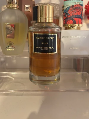 Amore Caffè EdP från Mancera - Upptäck Amore Caffè från Mancera Paris, en parfym med en unik doft, med noter av kaffe, vanilj och amaretto. Perfekt för dig som vill sticka ut och addera en exklusiv touch till din stil. 110/120ml kvar i flaskan.                                  Digitalt kvitto finns. BVSA