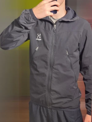 Svart vindjacka från Haglöfs herr S - En mycket fin haglöfs vinjacka. Storleken är S men den är ganska tajt så jag skulle säga att den passsar Xs också. Materialet är stretchigt vilket gör den extremt bekväm Skicket är mycket bra. Svarar gärna på era frågor och kolla in profilen för fler feta klädesplagg. 