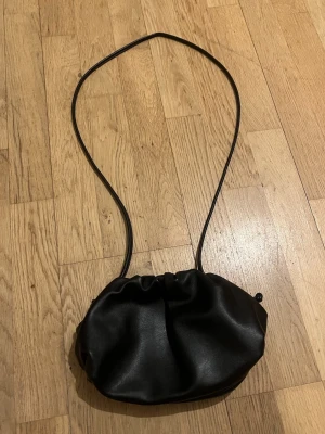 Clutch Bag/Väska - Säljer denna fina svarta clutchen med axelband. Knappt använd och perfekt att ta till vardags, säljer då jag har för många väskor💕🙏🏼