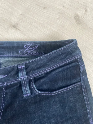 lågmidjade bootcut jeans - köpte från en tjej på vinted, hon hade köpt de i Berlin.💞 Säljer de då de tyvärr inte passar mig. Jättefint skick fast de är lite slitna där nere.💞