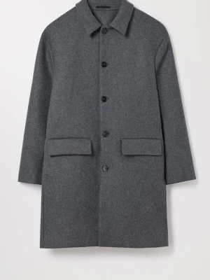 NY Grå ullrock från ASKET, M-L - Medium Long. Säljer en stilren grå ullrock från ASKET i modellen 'The Wool Coat'. Rocken har klassisk krage, raka linjer och knäppning med svarta knappar framtill. Två stora fickor med lock och en snygg, minimalistisk look. Perfekt för dig som gillar tidlös design.