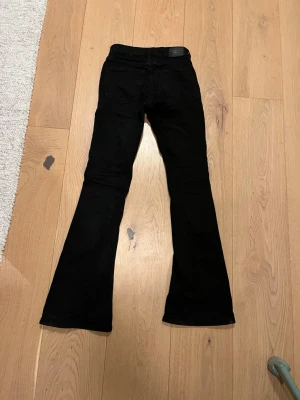 Jeans - Svarta jeans från Gina tricot. Använda några få gånger. I fint skick. 💕 Nypris 500 kr