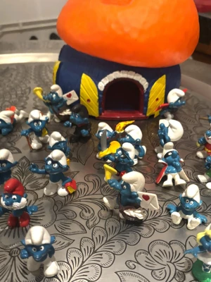 🫶För samlar fantasten ! 🙃 22 st snurfar med äldre snurfhus ifrån tidigt 70 tal   - Vad Kul ! 🤩 känner mig nästan som ” gargamel” med alla dessa  smurf-figurerna kring mig.  Jag säljer alltså  22 äst smurfar  är utav mkt  fint skick?väl bevarad prydnads skick. större  svamphus med skorsten mått:hus: höjd: 25cm bredd ca/20CM.  helt hus och komplett i fint skick . Surfarna är makerade med stämplar under fossingarna!. Samlar värde på dessa ”smurfs ”Å Ingen smurf är den andra lik alla är olika.alla i Fint skick. För samlar fantasterna! Kontakta mig gärna innan köp tack mvh Anna ! 