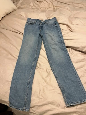 Ljusblå straight jeans från g perfect jeans - Ljusblå jeans från g perfect jeans i klassisk straight modell. Jeansen har fem fickor, normal passform och råa kanter nertill för en avslappnad vibe. Tillverkade i slitstarkt denimtyg som ger en tidlös look.