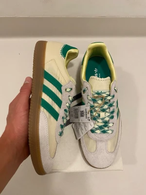 Adidas Wales Bonner skor 43 - Beige med gröna detaljer Adidas Wales Bonner samba skor //  Storlek 43 1/3 //  Helt nya med tagg aldrig använda //  Box ingår //  Skriv vid minsta fråga eller fundering🤝
