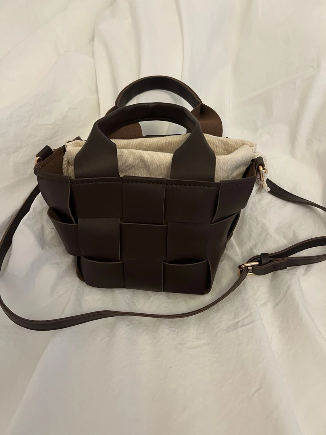 Brun flätad axelväska med canvaspåse