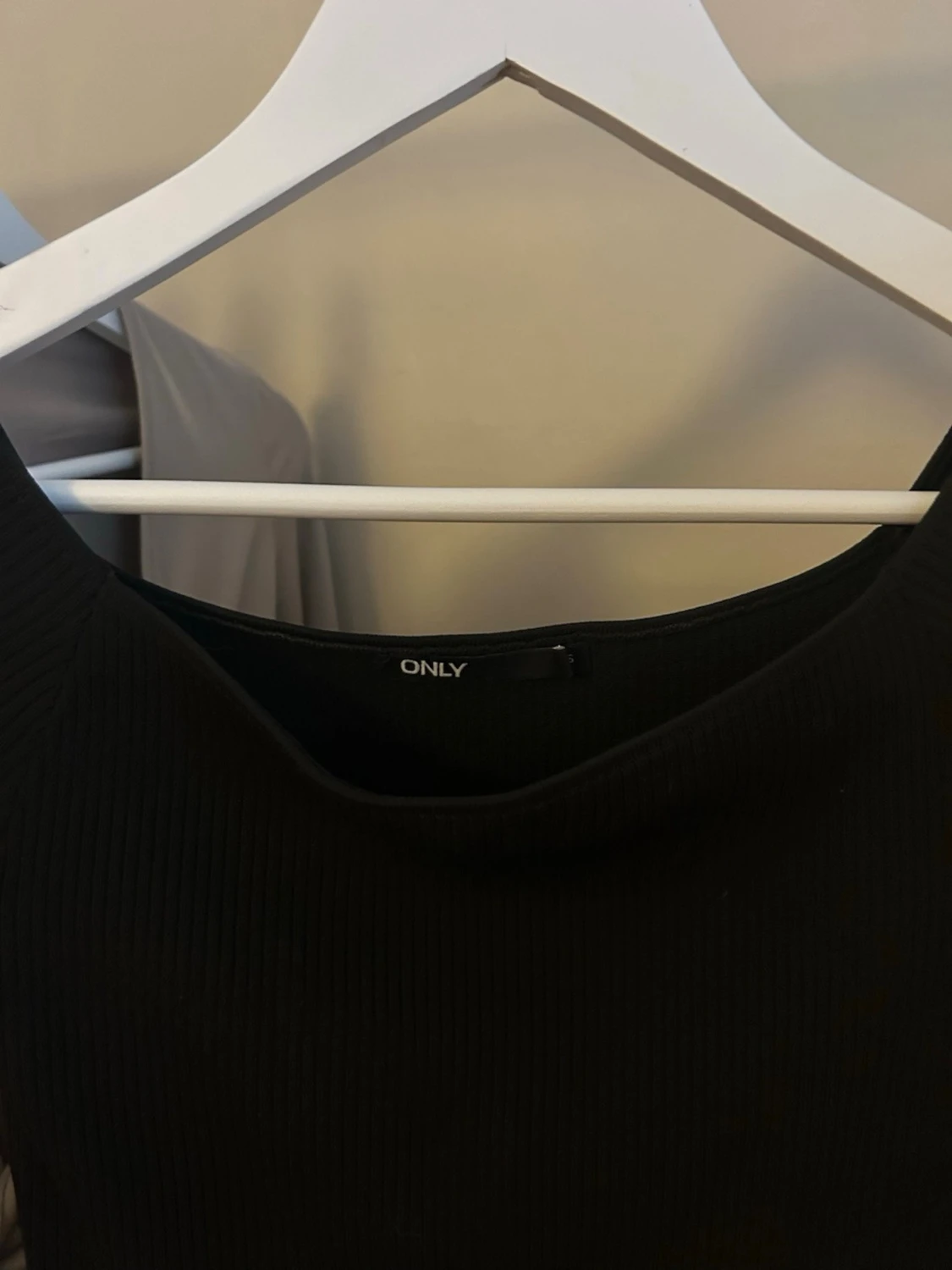 Svart ribbad of-shoulder kortklänning från ONLY - 1