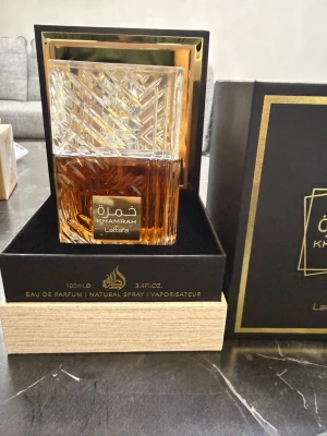 Khamrah Eau de Parfum 100ml - Khamrah från Lattafa är en Eau de Parfum i en lyxig förpackning, perfekt för dig som vill sticka ut. Flaskan rymmer 100 ml och har en elegant design som drar blickarna till sig. En populär doft bland unga som söker något unikt.