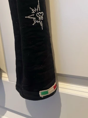 Karisma konståknings byxor  - Säljer mina karisma tights från Tinas konståkning shop med äkta Swarovski's stenar. Säljer pga att jag inte gillar designen. Köptes nya för 1799kr. (Storlek adult S) Ett litet litet osynligt sy stygn vid benet finns men är näst intill osynligt kolla bild