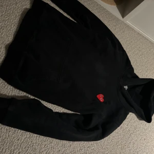 Comme des garçons hoodie svart - Comme des garçons hoodie i bra skick. Har växt ur den och det är därför jag säljer den. Hör av dig om du har några frågor
