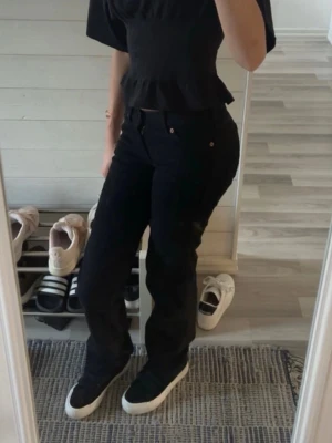 Lågmidjade raka jeans - Svarta/mörkgråa straight leg jeans, lågmidjade som ej kommer till användning😊storlek xs längd 34
