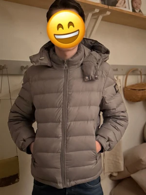 Bvaldi jacka  - Hejsan,   Säljer nu denna jackan då den är för liten för mig, den är i bra skick och storlek xs (true size)