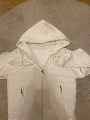 Vit cardigan  - Säljer denna basic vita cardiganen gör ett bra pris kan diskutera priset i DM helt ny oanvänd.