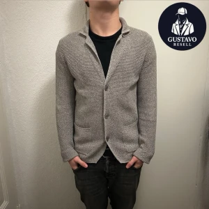 MASSIMO DUTTI STICKAD CARDIGAN - Tja. Säljer denna sjukt snygga Massimo Dutti cardigan i nyskick, finns inga tecken på användning och använd 1-2 gånger. Kan både användas till vardags och på lite finare tillställningar. Storlek S. Tveka inte på att ställa frågor! 😊