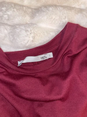 Röd top  - Vinröd topp från lager 157. Tajt vid midjan och puffig vid armarna.