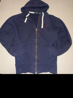 RalphLauren zip hoodie - Säljer min RalphLauren zipp hoodie för att jag använder den inte längre. Inte min stil och vill sälja den. Inget fel på den, den passar både storlek M och L.                                Bor i Stockholm och kan även mötas upp!